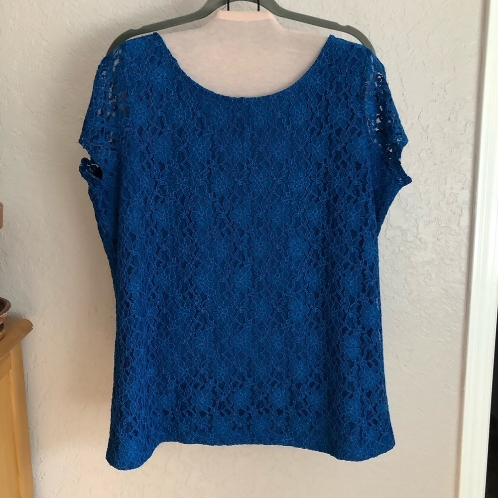 The Limited Lace top with keyhole closure - Picture 2 of 9